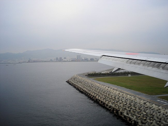 http://www.thevital.net/udo/Japan2007/HNDUKBHND/NH411.landing.jpg