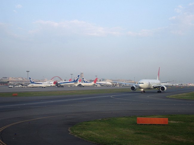 http://www.thevital.net/udo/Japan2007/HNDUKBHND/NH411.taxiway.jpg