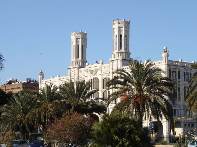 http://www.thevital.net/udo/sardinia2008/CAGcityhall.jpg